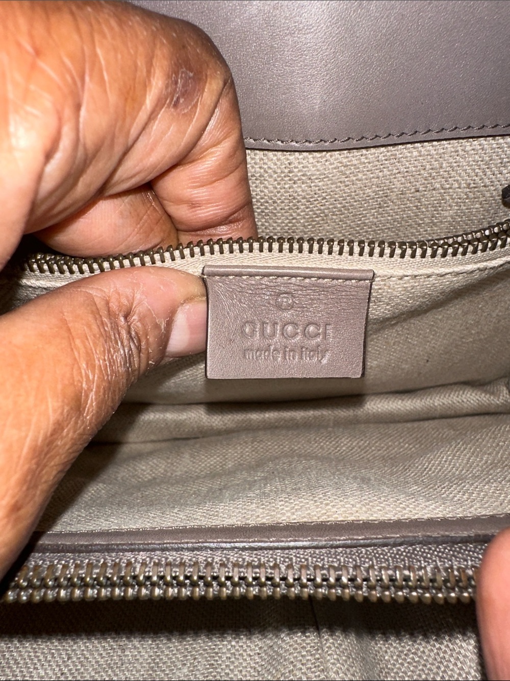 Gucci Gray Leather Shoulder Bag with Gold Hardware. PREOWNED (AUTHENTIC) - Picture 6 of 16
